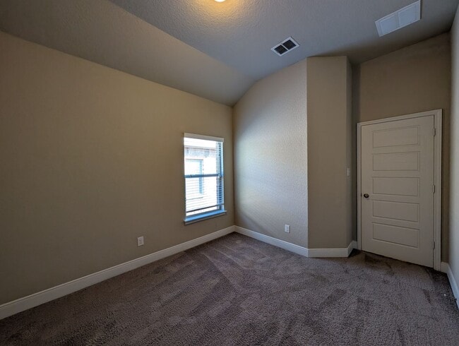Building Photo - 3/2/2 Duplex / Less than 1 Mile to Gruene / Fridge Included/ Gas Cooking / Covered Patio / CISD