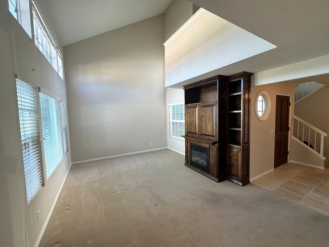 Building Photo - Townhome-Style 2BR/2.5BA + Loft | East Ventura (Beacon Court Community)