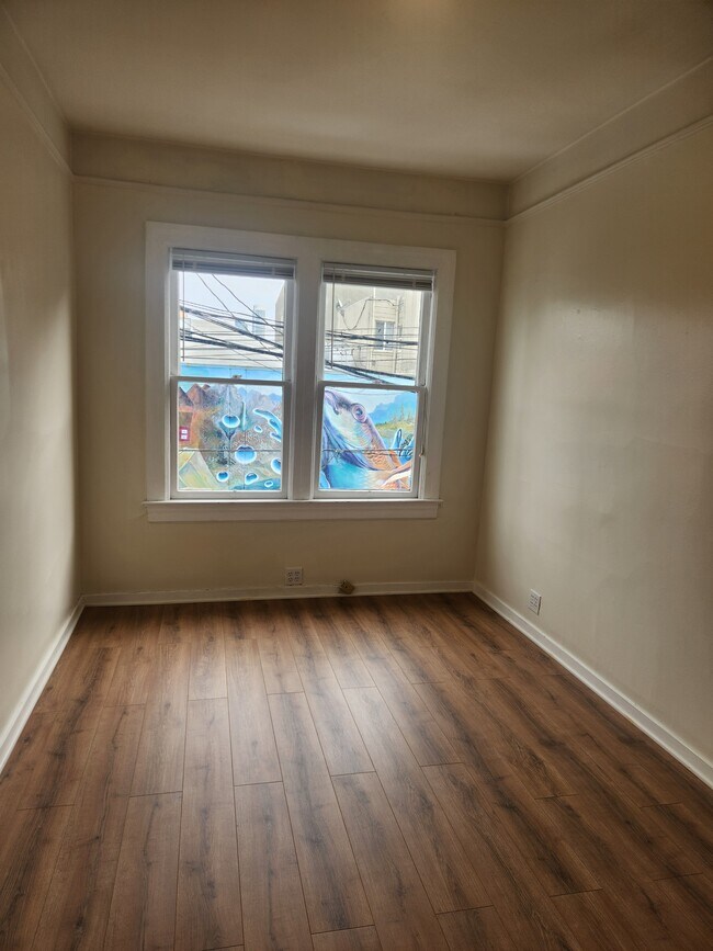 Building Photo - 166 Langton St