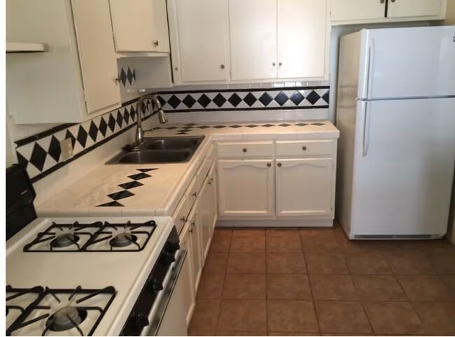 Building Photo - 404 N Palm Dr