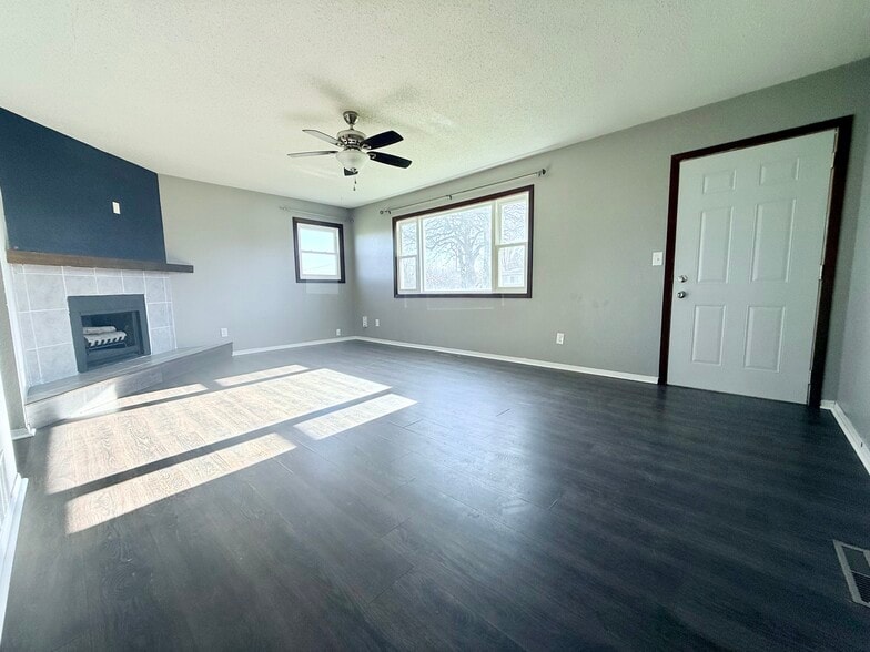 Living Room - 204 E Elm St