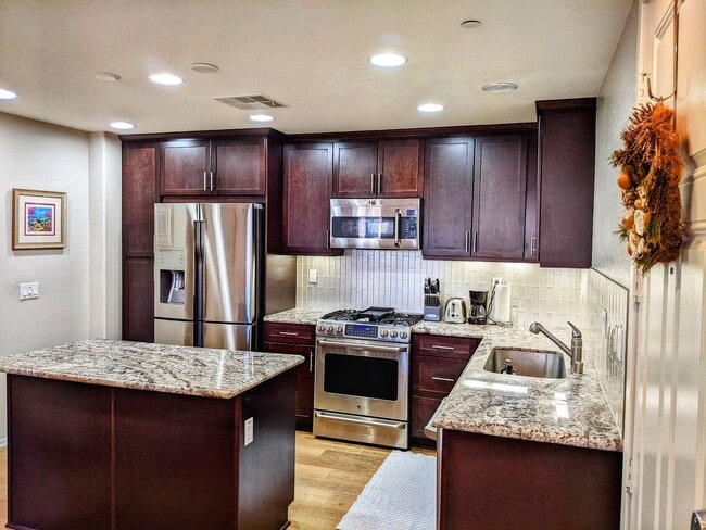 Building Photo - 4 Bedroom Townhome in the Promenade at Spectrum Community
