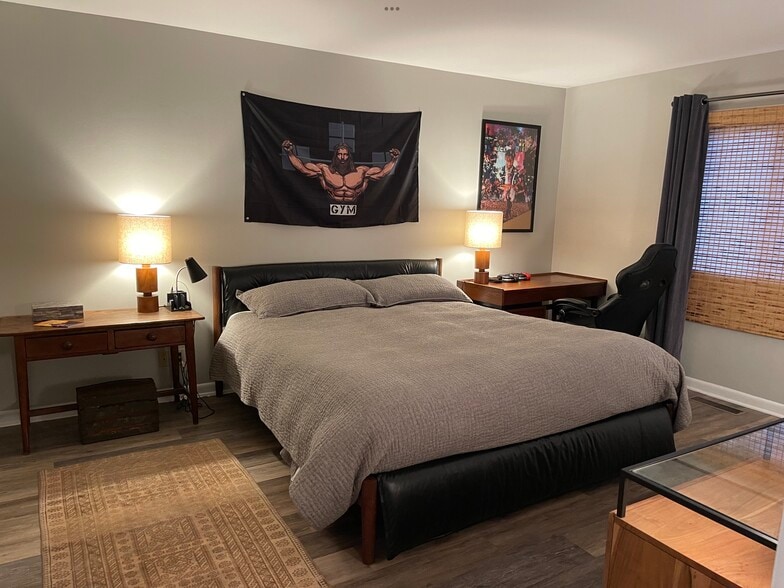 Large bedroom - 1900 Richard Jones Rd
