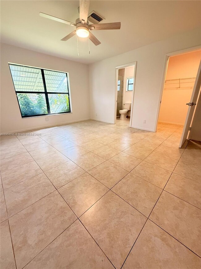 Building Photo - 236 NW 12th Ct