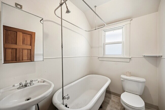 Building Photo - $2,895.95, with $200 Off Cleaning Voucher, 3 Beds - 2 Bath, Single Family Home in Denver with Was...