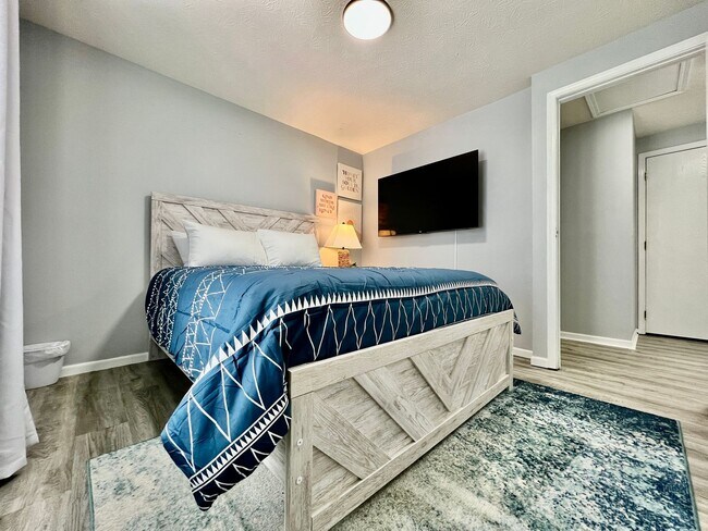 Building Photo - 6631 Pin Oak Ct