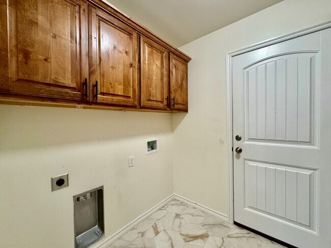 Building Photo - 308 N Lockeport Dr