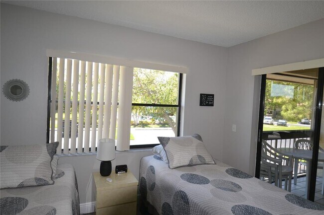 Building Photo - 284 Woodlake Wynde