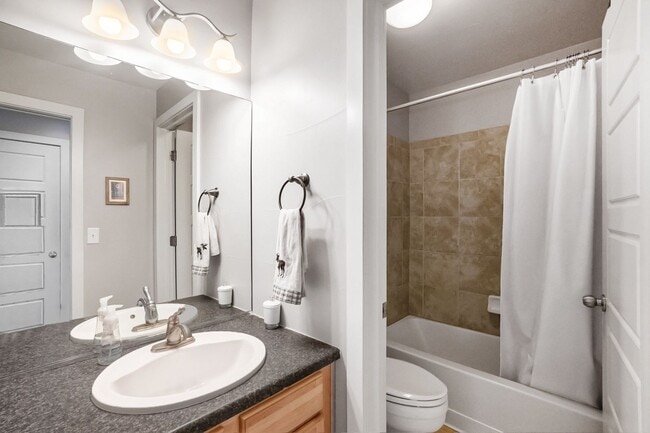 Building Photo - Beautiful Townhouse in Denver's Central Park