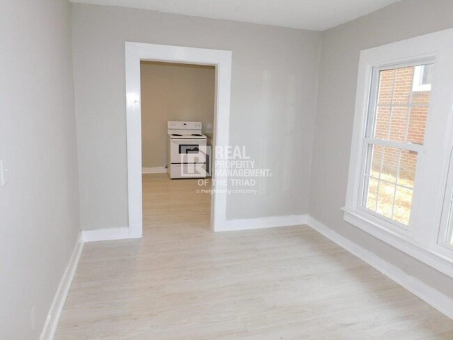 Building Photo - *Move In Special* Cute 2 Bedroom/1 Bath Ho...