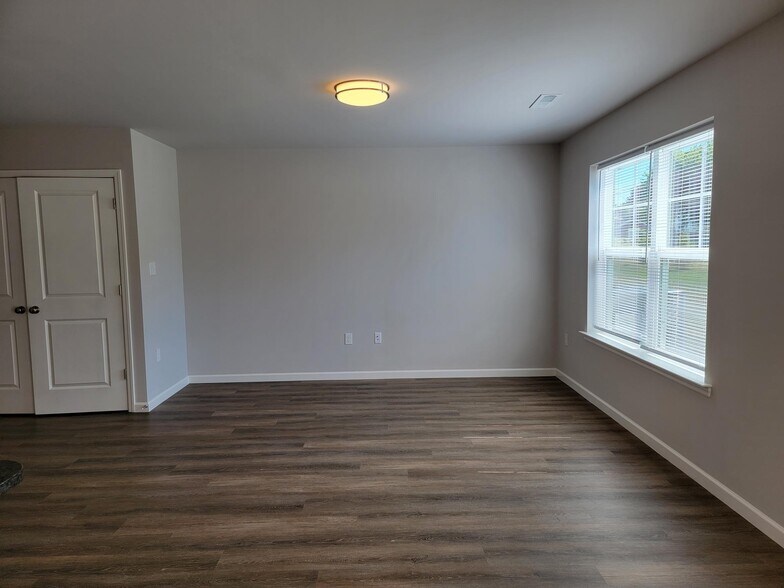 Building Photo - 3 Cobblestone Ct