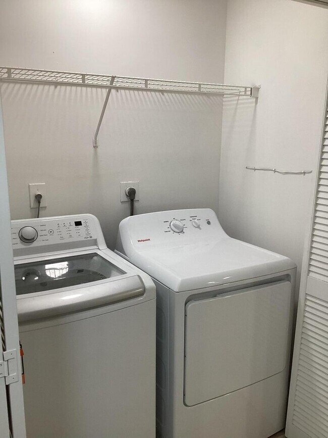 Building Photo - 1011 Crystal Way