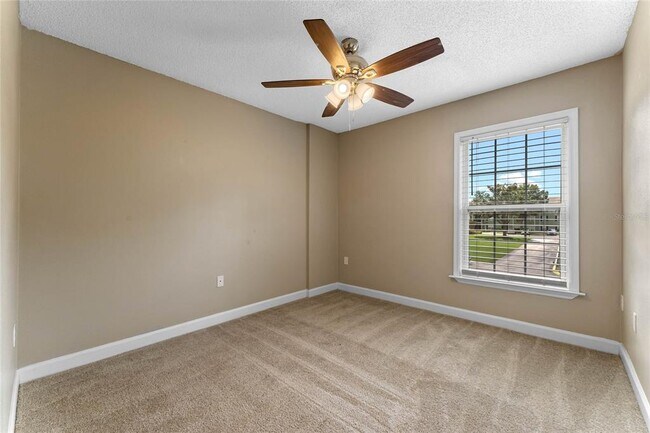 Building Photo - 2025 Dixie Belle Dr