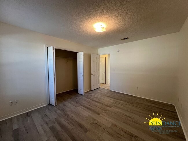 Building Photo - Great 2 Bedroom Unit in Crestview!