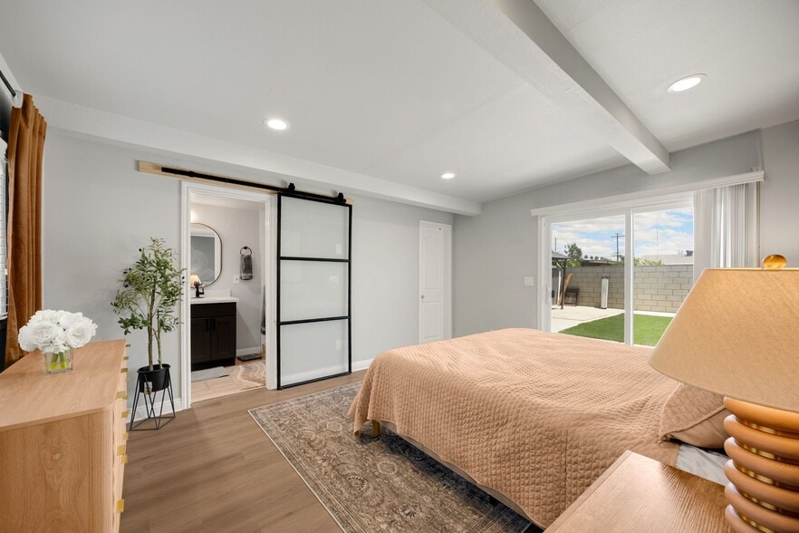 Building Photo - 1048 N Hermosa Dr