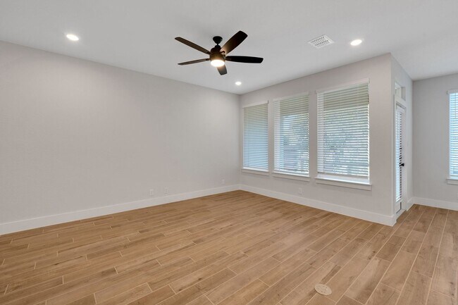 Building Photo - Beautiful Townhome!