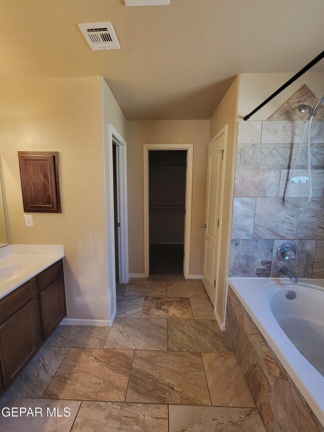 Building Photo - 2404 Escape Point St