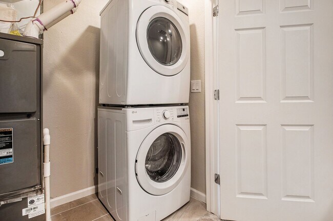 Building Photo - Beautiful 2 Bed 2 1/2 Townhome in Virginia Village