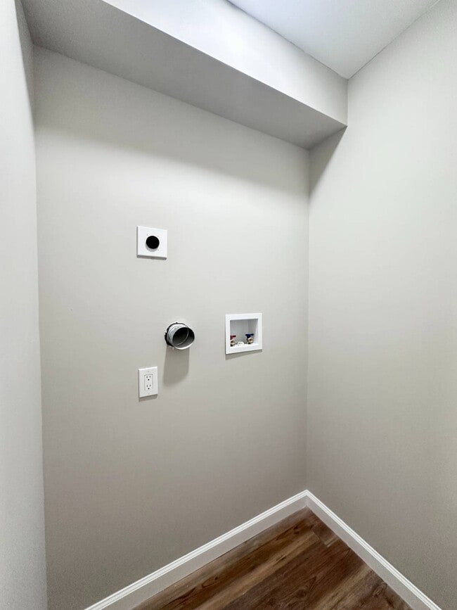 Building Photo - 521 Middleline Rd