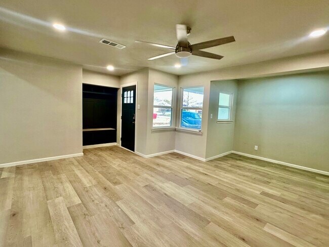 Building Photo - 434 Beverly Dr