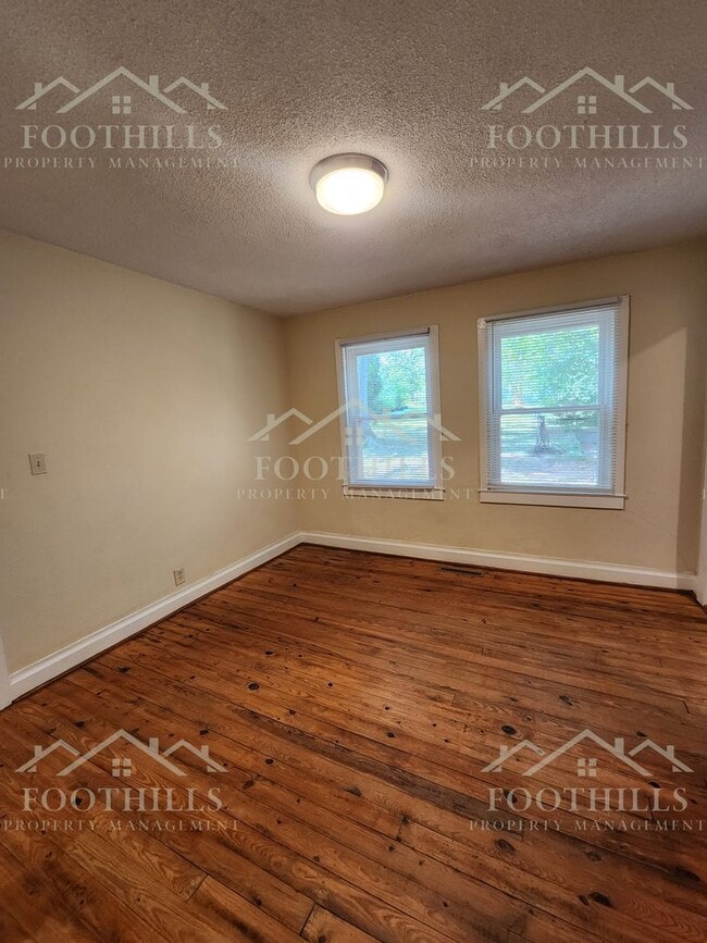 Building Photo - Charming 3-Bed, 2-Bath Home with Screened ...