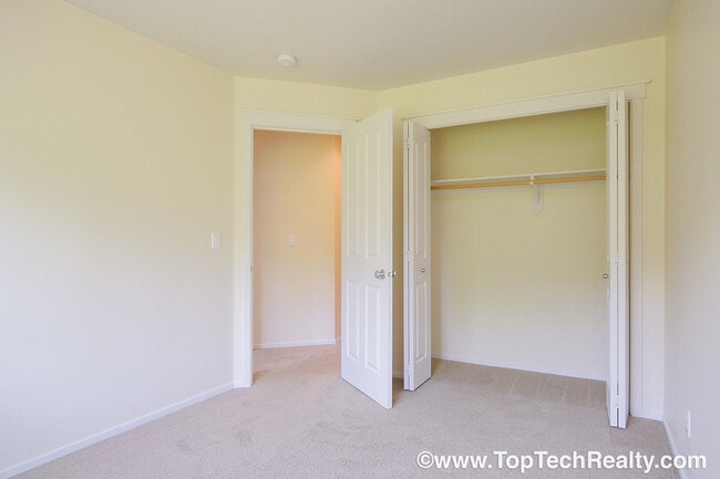 Building Photo - Fabulous 3 BD* 2.5 BA In Popular Arbor Reserve Townhome Community! **Minutes From Tanasbourne Sho...