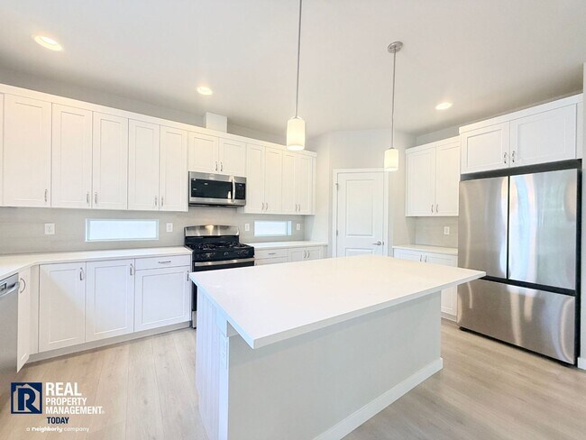 Building Photo - Modern 5-Bedroom Home with Mother-In-Law Suite & Covered Patio!