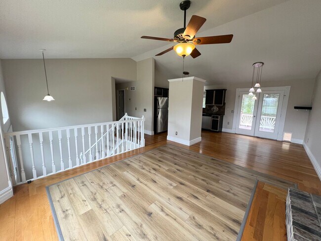 Building Photo - 3 Bedroom 2 Bath Home In the Francis Howel...