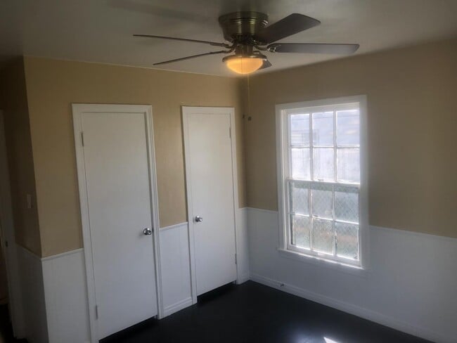 Building Photo - 2 bedroom + 2 Living Rooms and Utility Room