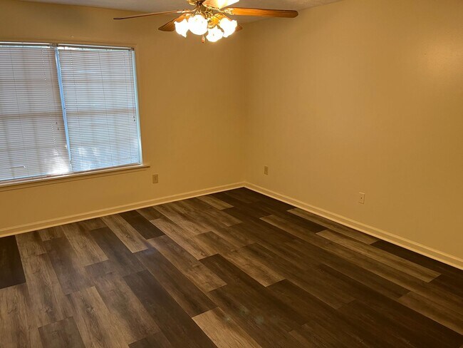 Building Photo - Harmon Estates Available! Available NOW!