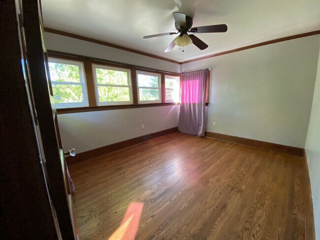 Building Photo - 3 Bed | 2 Bath | McKinley Park Area — $3,375/Month