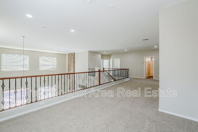 Building Photo - 45929 W Sky Ln