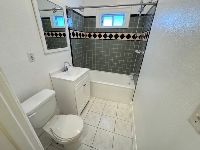 Building Photo - 1960 Argyle Ave