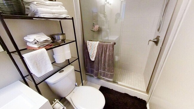 Building Photo - WALK TO SDSU! 5 bed 2 bath House w/ A/C