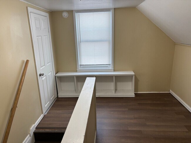 Building Photo - 3 Bedroom House