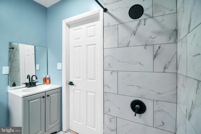 Building Photo - 2214 Wilkens Ave