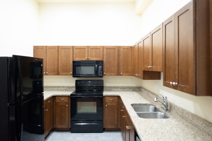 Building Photo - 418 Shelden Ave