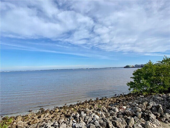 Building Photo - 1500 Park Beach Cir