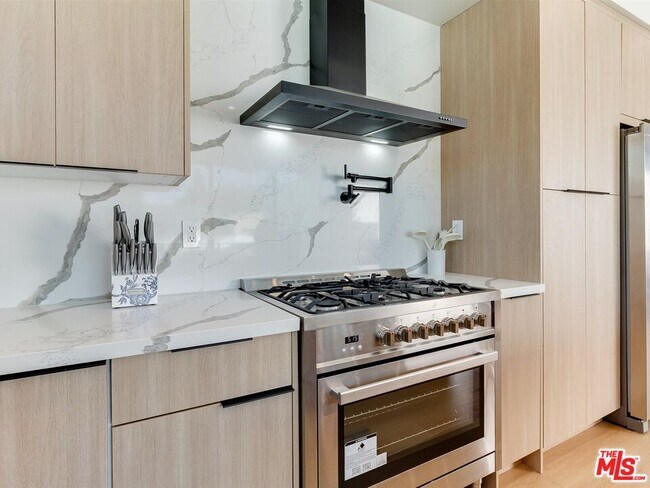 Building Photo - 5929 Hesperia Ave