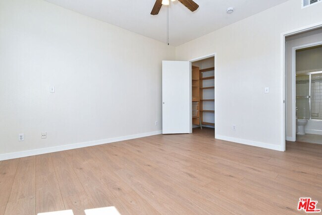 Building Photo - 5350 White Oak Ave