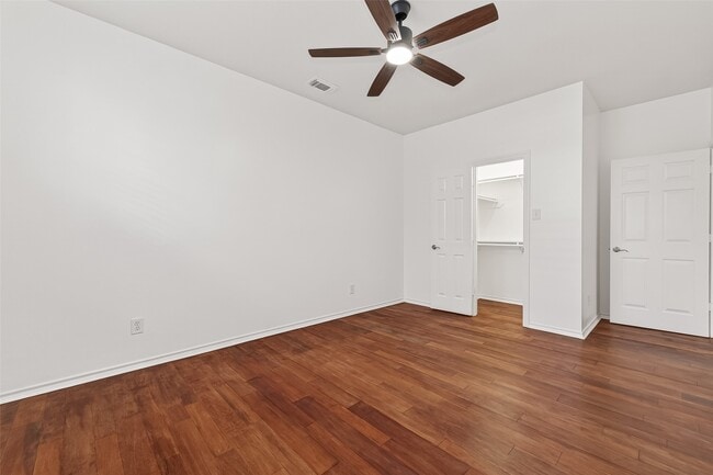 Building Photo - 1015 Longdraw Dr