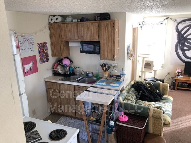Building Photo - 3 bedroom 1 bathroom on Water street and n...