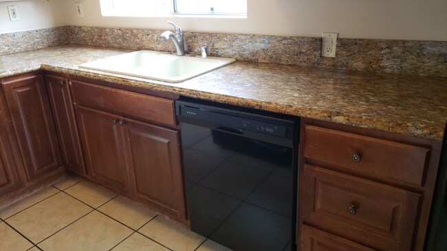 Building Photo - 1435 S Sierra Bonita Ave