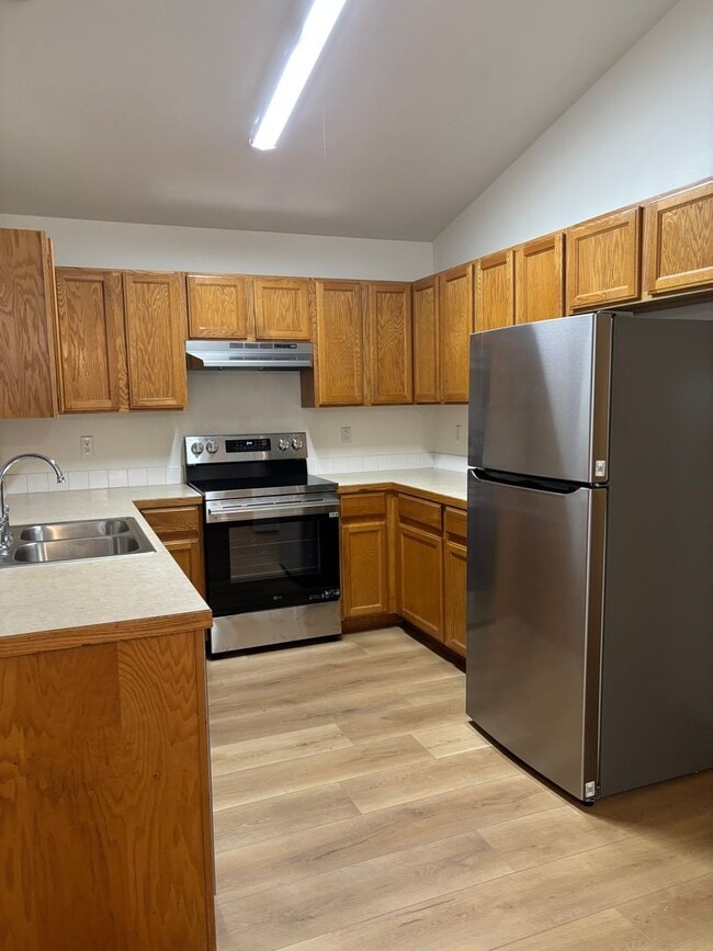 Building Photo - Spacious 2-Bedroom & 3 Bathroom Home – Move-In Ready