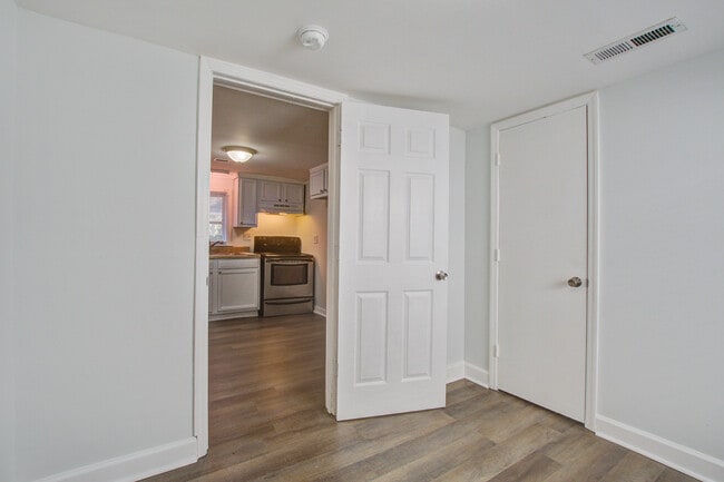 Building Photo - 4716 Mint Ave