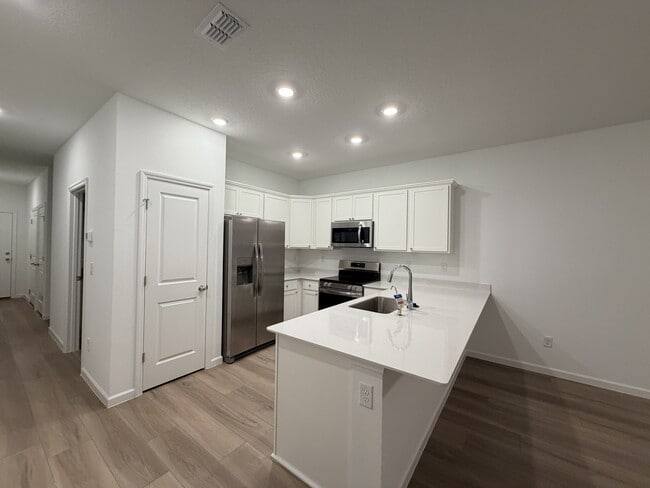 Building Photo - 523 Holly Lks Dr