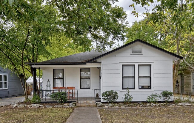 Building Photo - Hyde Park Hideaway! 3/2 with washer/dryer,...