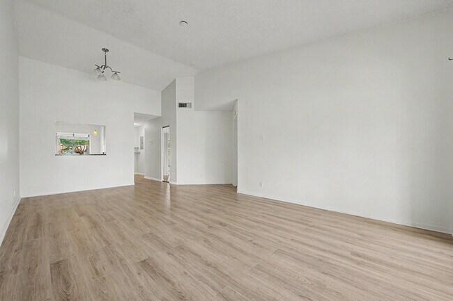 Building Photo - 3386 Lucerne Park Dr