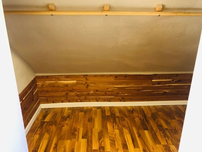 Building Photo - House- NW