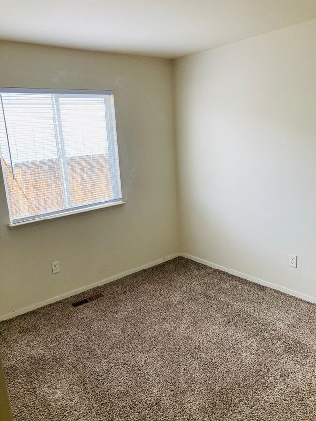 Building Photo - Charming 3 Bedroom
